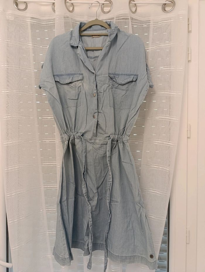 Robe jeans ceintrée