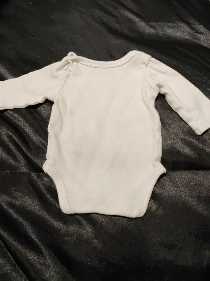Vend body blanc classic 1 mois