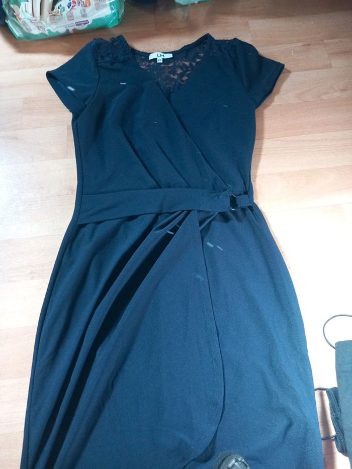 Vend robe femme dentelle sur le dos