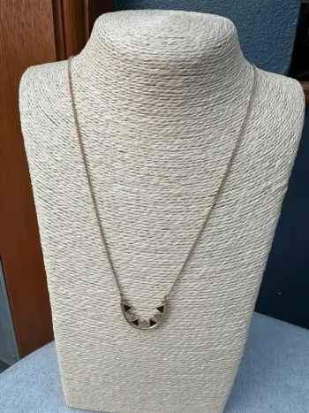 Sautoir Moa noir et dorée demi-cercle