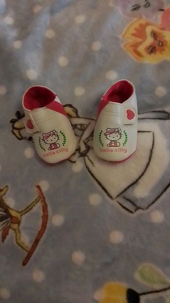 Basket hello Kitty 6/12 mois neuf