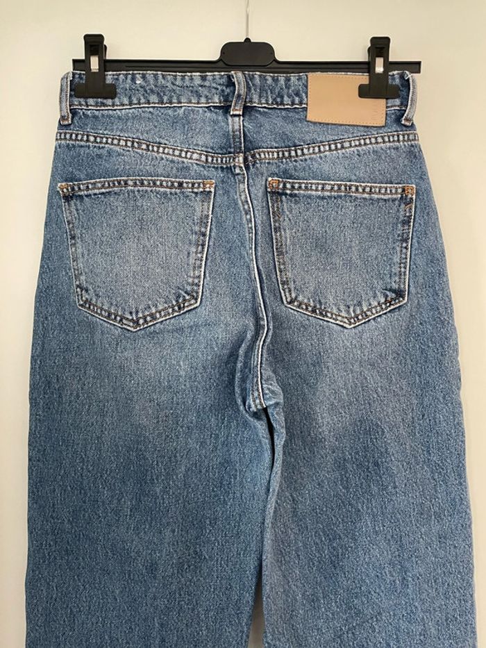 Jean bleu court taille haute coupe flare mom jambe large pull & bear taille 36 - photo numéro 6