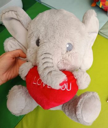 Peluche éléphant avec
 coeur "I Love You"
Neuve toute douce
