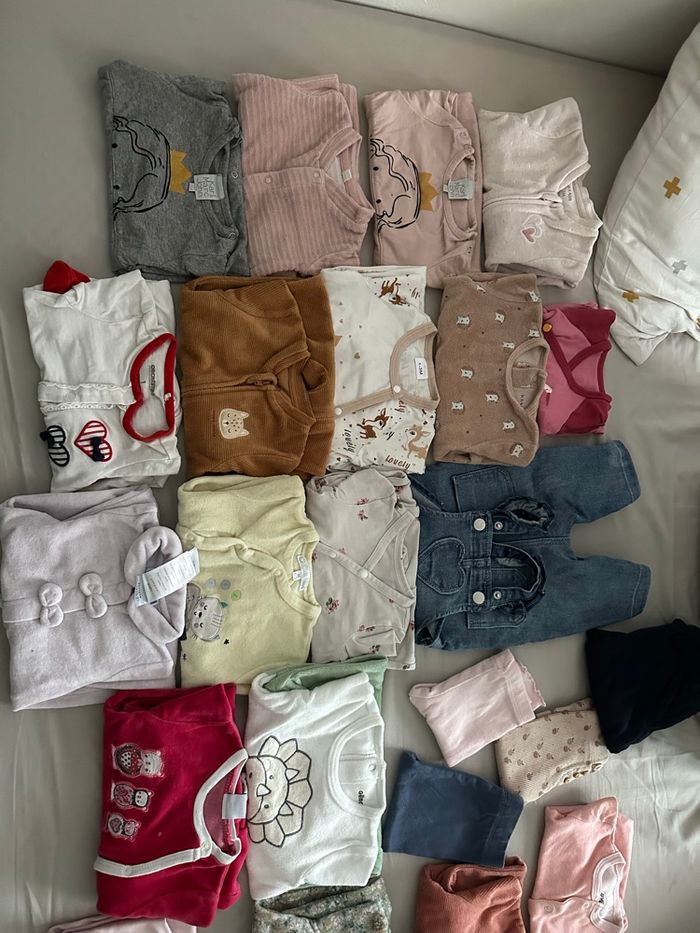 Lot pyjamas et divers - photo numéro 3