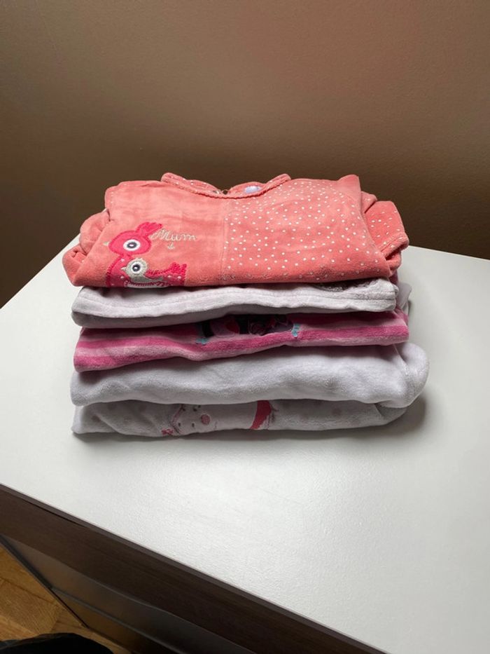 Lot de cinq pyjamas, une pièce