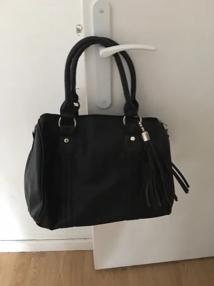 Sac noir à main avec bandouliere