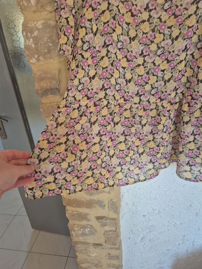 Joli haut péplum à fleurs légèrement transparente Kiabi taille 50/52 - photo numéro 6