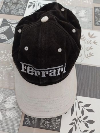 Casquette ferrari