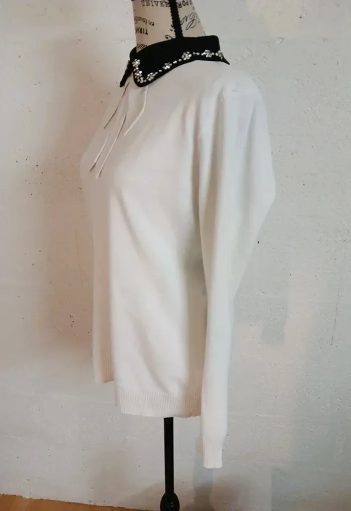 🤍 Pull blanc col noir décoré – Miss Sara – Taille 40/42 – Bon état - photo numéro 3