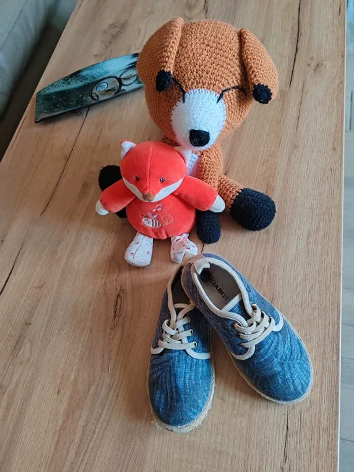 Chaussures espadrilles tbe peu portées 27 2 points noirs intérieurs cause étiquette collée kiabi - photo numéro 2