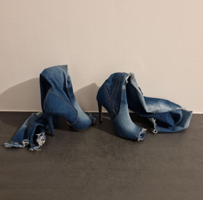 Bottes à talons rares et originales en denim (jean) effet trouées - photo numéro 6
