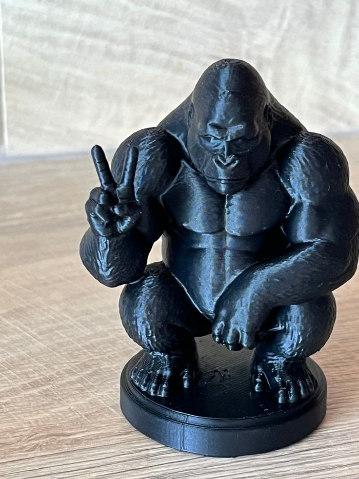 🦍 Figurine Gorille Noir – Signe Peace - photo numéro 1