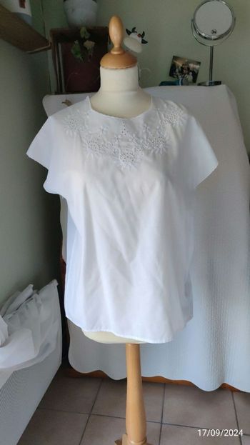 Blouse blanche avec jolie broderie T42/44