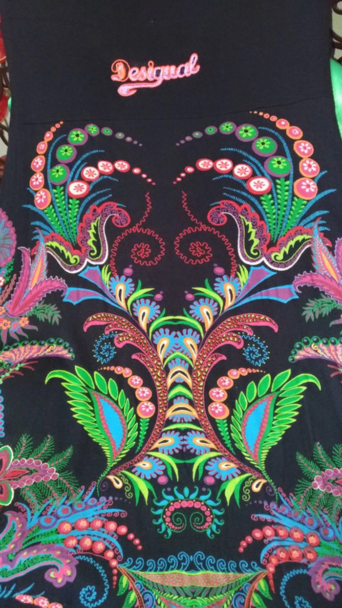 Robe Desigual noire avec ceinture verte. Très bon état. Taille M. Valeur 80€ - photo numéro 4