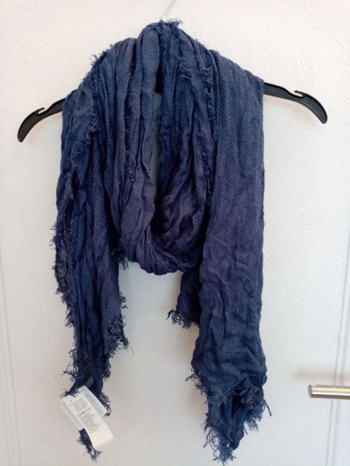 Echarpe bleu foncé
