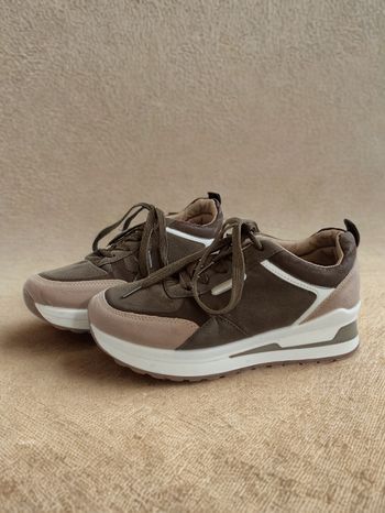 Baskets kaki et beige