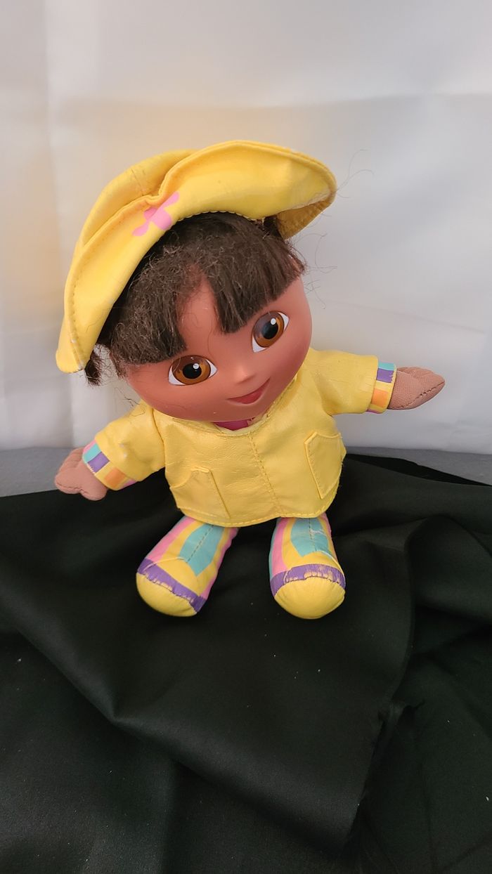 Fisher Price Rainy Day Dora l'exploratrice  Peluche Vinyl Face Imperméable 2004 - photo numéro 2