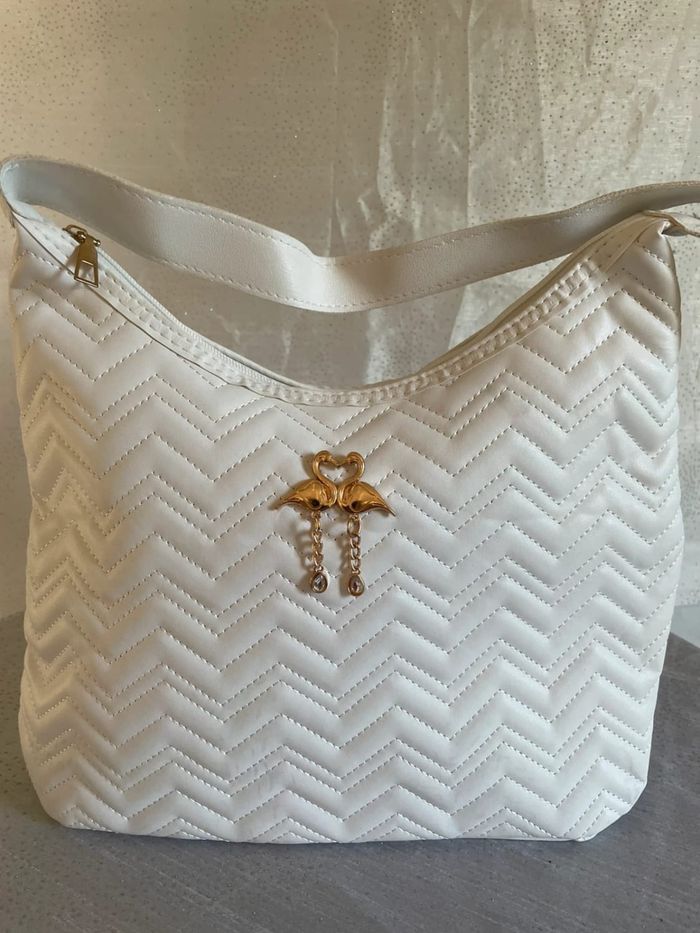 Sac blanc matelassé neuf détail doré élégant