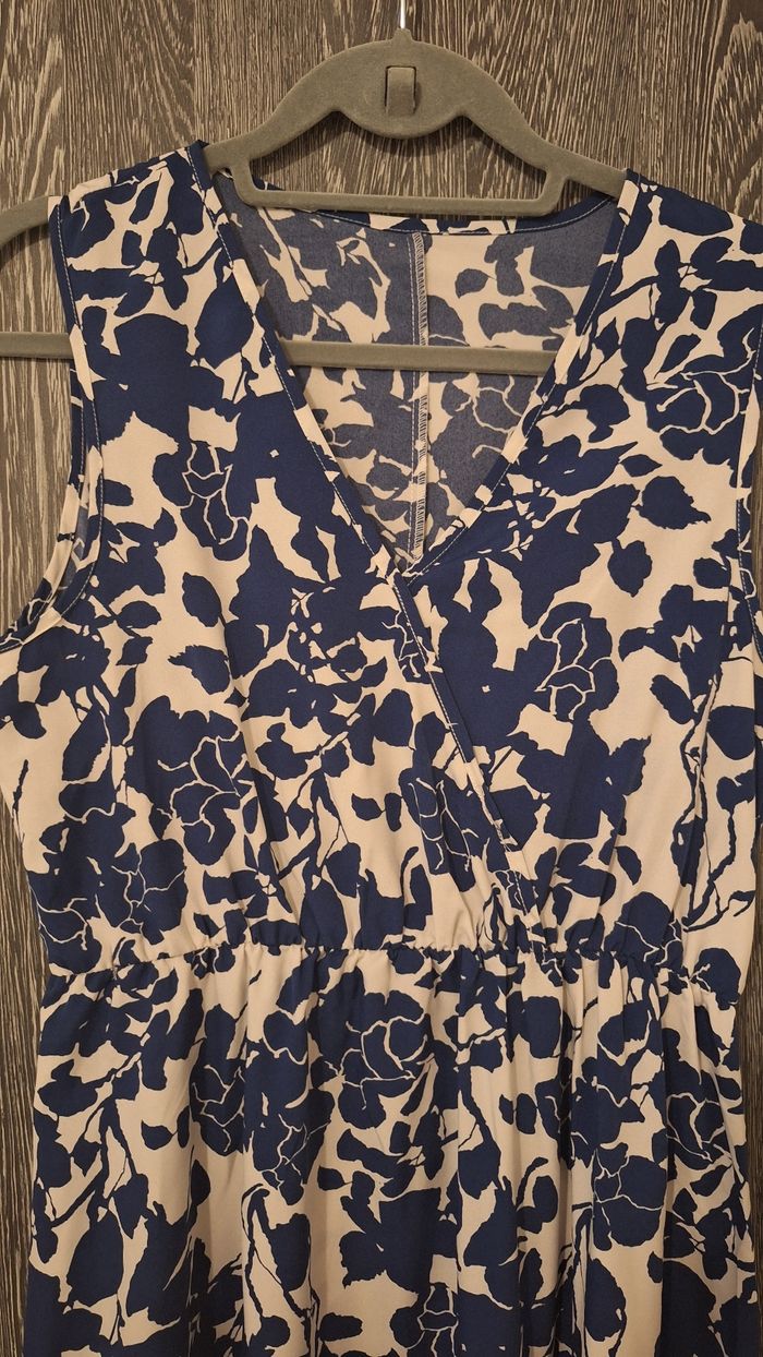 Robe longue fleurie blanche et bleue sans manches - photo numéro 3