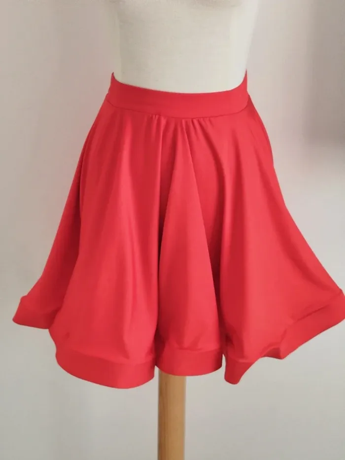 Jupe rouge pour spectacle de danse taille 13-14 ans
