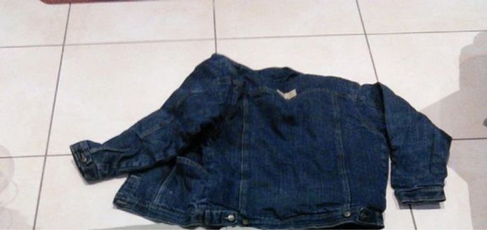Lot 2 blouson en jean doublé neuf taille 14 ans + un coupe vent beige taille 12 ans - photo numéro 7