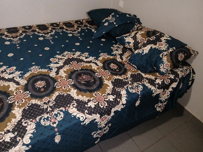 Drap de lit avec 4 taies d'oreiller - photo numéro 3