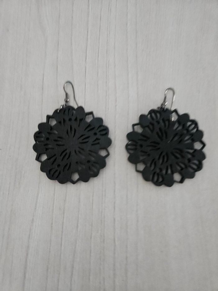 Boucle d'oreille rond noir