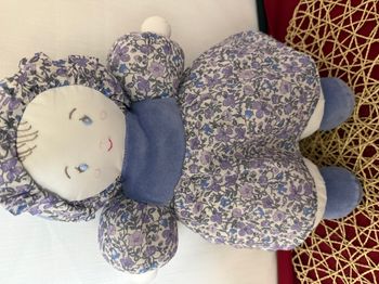  jolie poupée tout en tissu créée et cousue dans l'atelier de Pamplemousse Peluches en Picardie. Pam