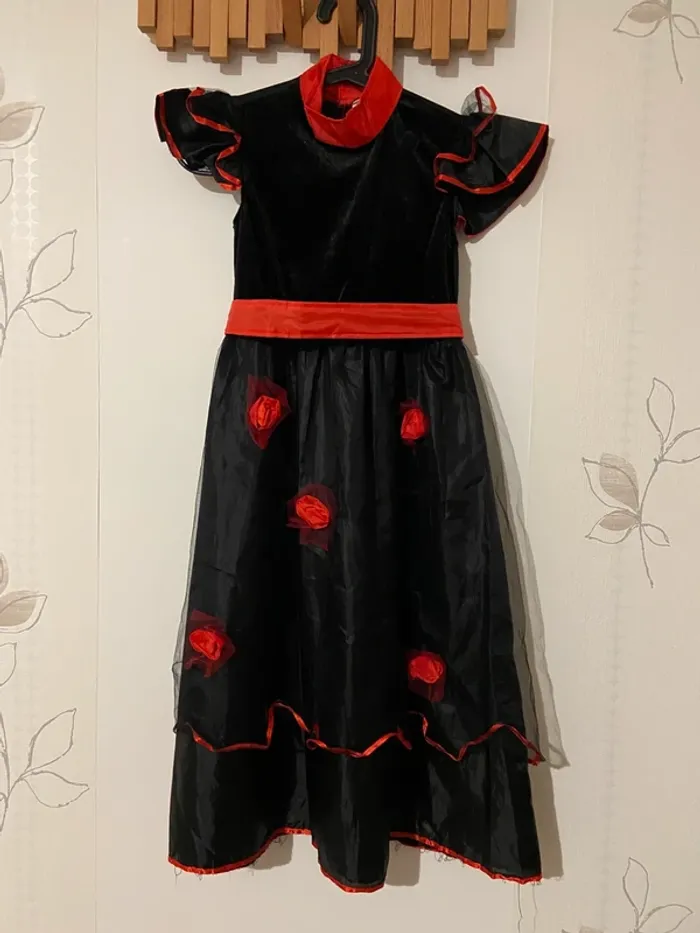 Robe noire et rouge Taille 7-8ans