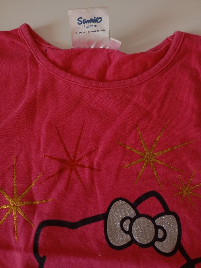 Tee-shirt manches longues.3 ans . Coton rose fushia ,motifs pailletés argent et or .Hello Kitty. Très bon état. - photo numéro 8