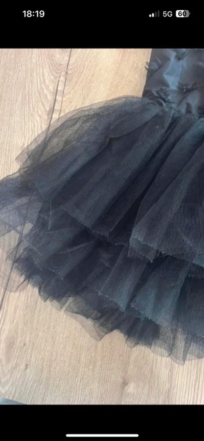 Robe tape à l’œil fête noir et or avec tulles - photo numéro 4