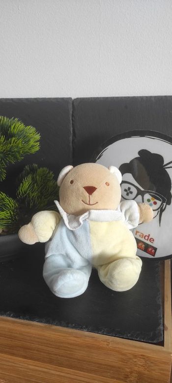 doudou peluche ours arlequin jaune bleu marron beige colerette blanc