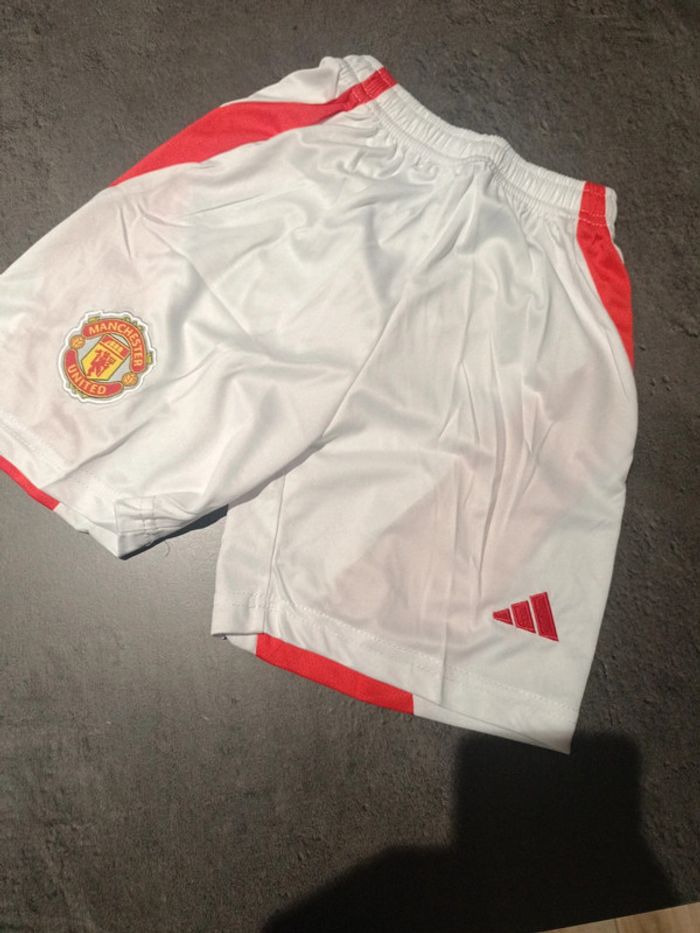 Tenue foot Manchester United rouge. T.22 - photo numéro 3