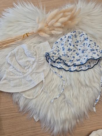 💙 Lot de 2 bob / chapeaux Vertbaudet blanc et bleu 3 / 6 mois