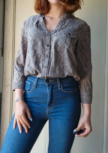 Blouse grise tachetée motifs serpent Cache Cache