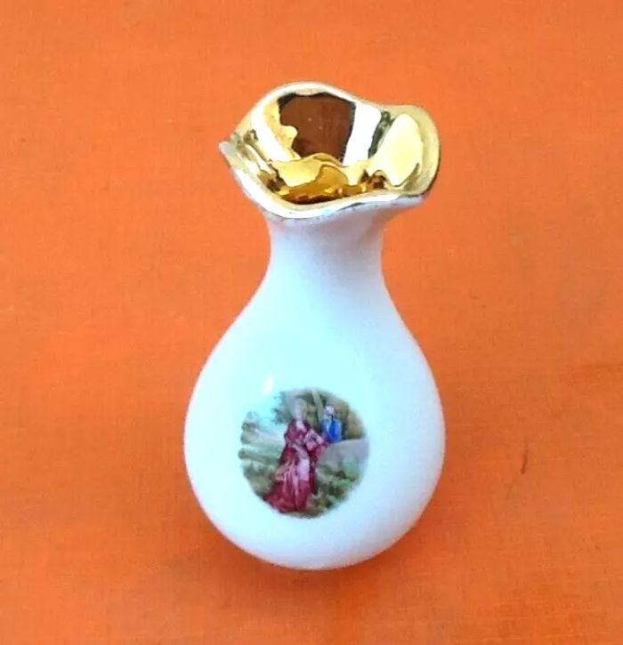 Petit vase balustre Porcelaine blanche / Décor scène galante Limoges France - photo numéro 2