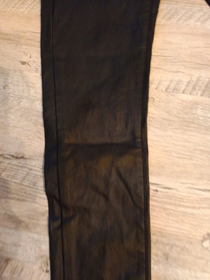 Pantalon noir extensible simili cuir - photo numéro 2