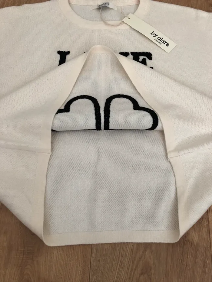 Pull beige logo coeur noir brodé - photo numéro 4