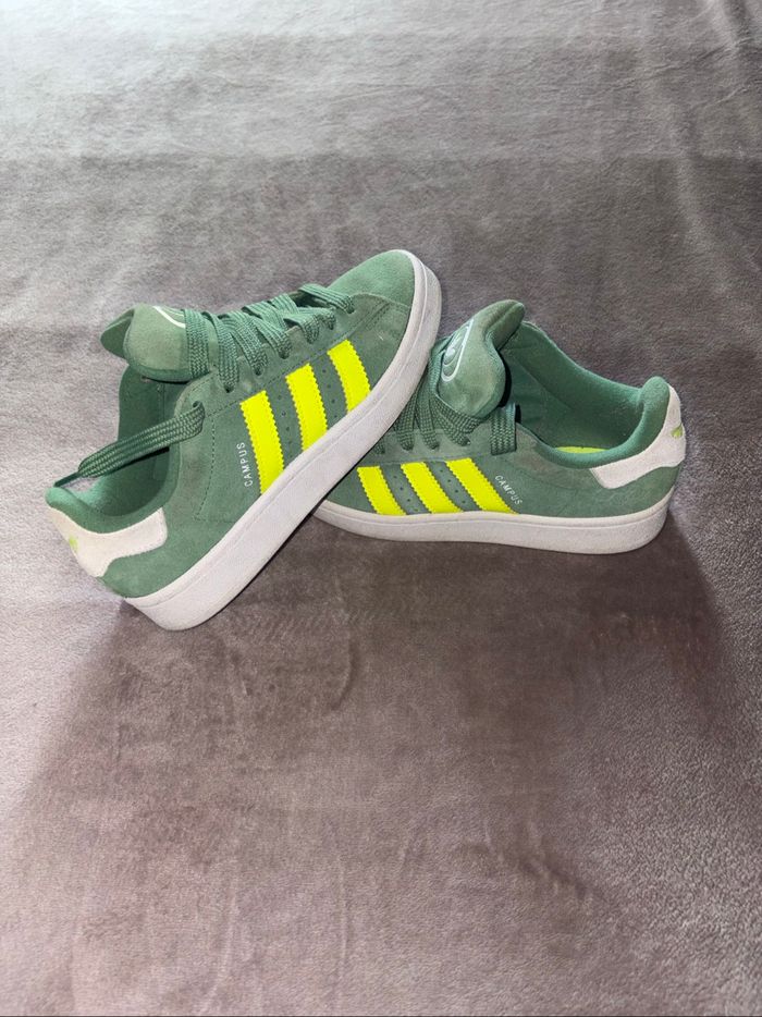 Baskets Adidas campus verte taille 38 en très bon état.