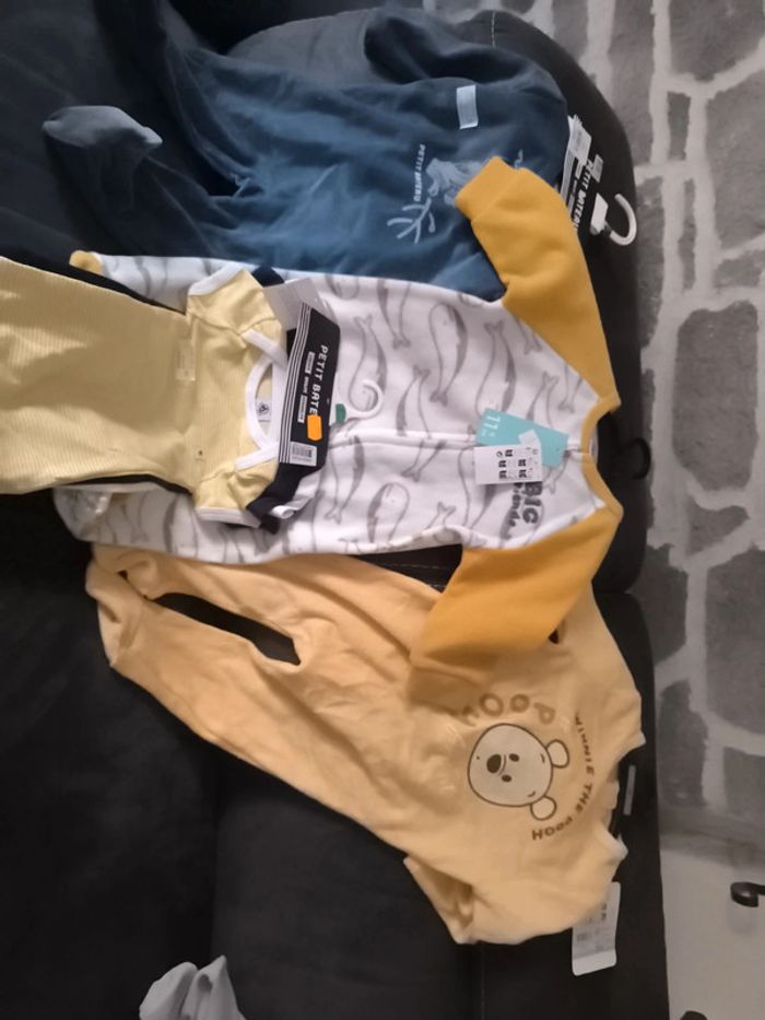 Lot 3 pyjama et 3 body neuf taille 12 mois