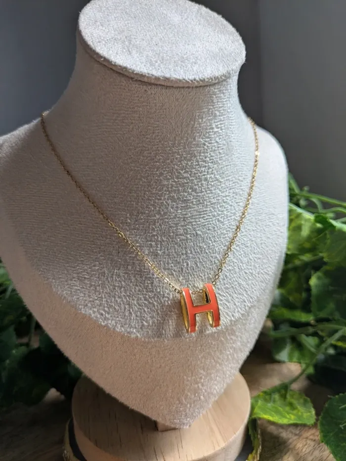 Collier pop up H tendance orange