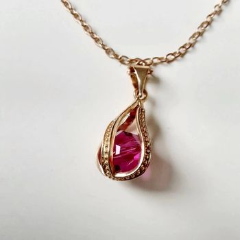 Collier et pendentif doré avec pierre rose