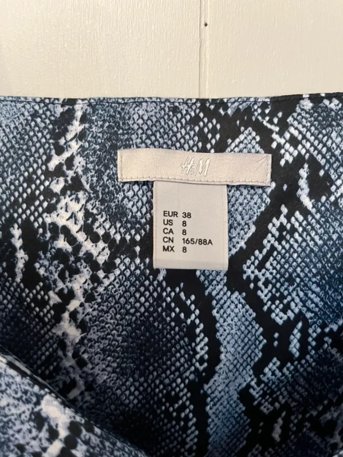 Top H&M motif serpent bleu/gris – taille 38 - photo numéro 3