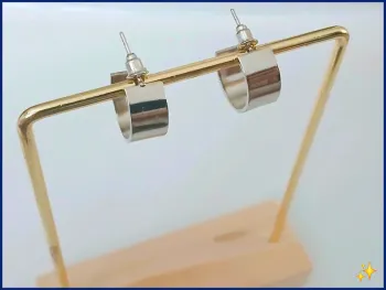 Boucles d'oreilles créoles argentées brillantes – look épuré et chic