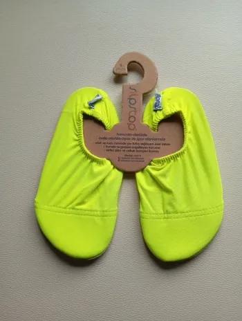 Unisex yellow slipstop