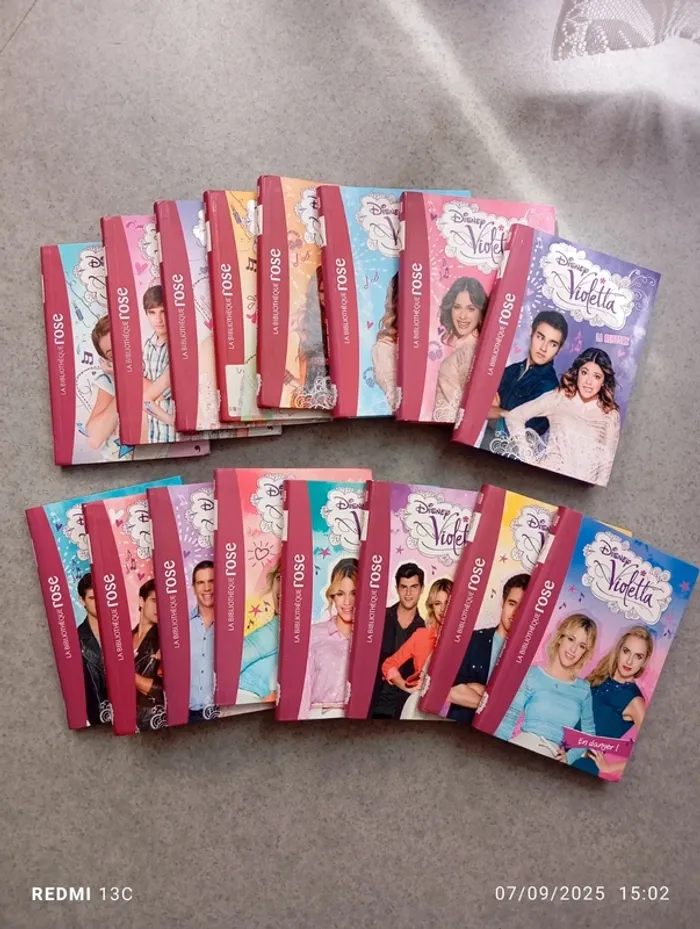 Lot de 16 livres violetta Disney
