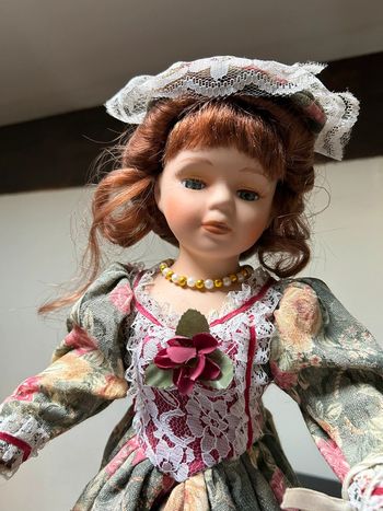 Poupée en porcelaine