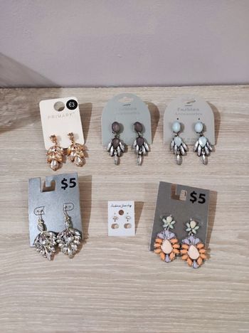 Lot de 6 boucles d'oreilles strass argentés, bronze et colorés, TBE jamais mises!