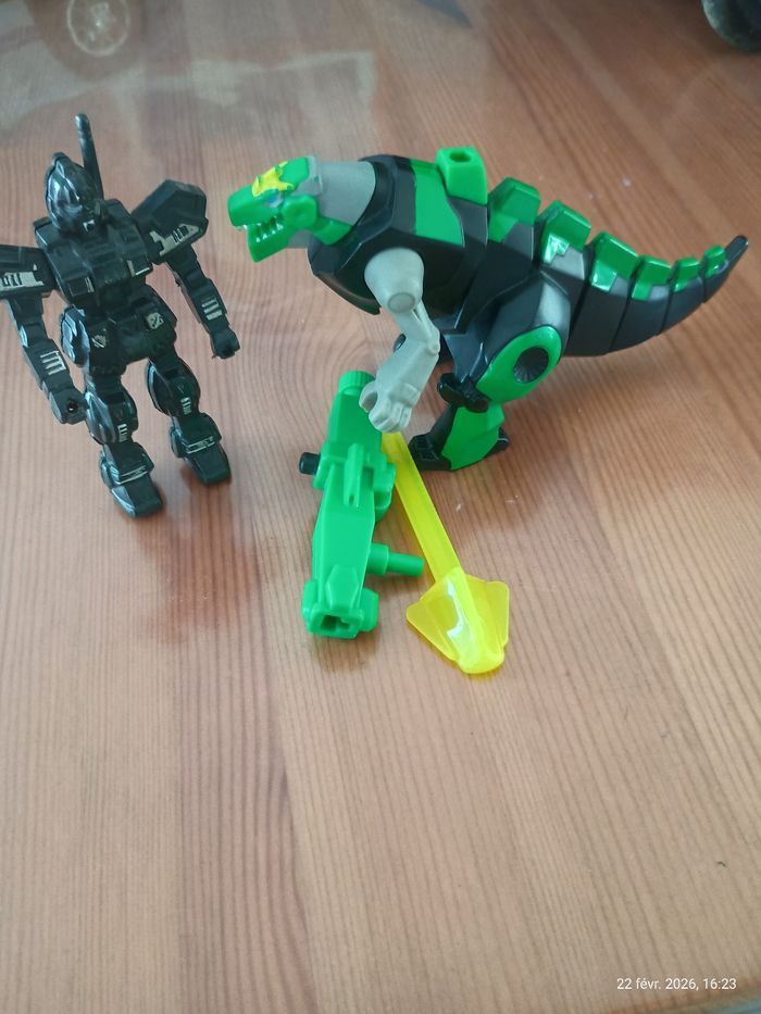 Figurines Transformers et robot - photo numéro 2