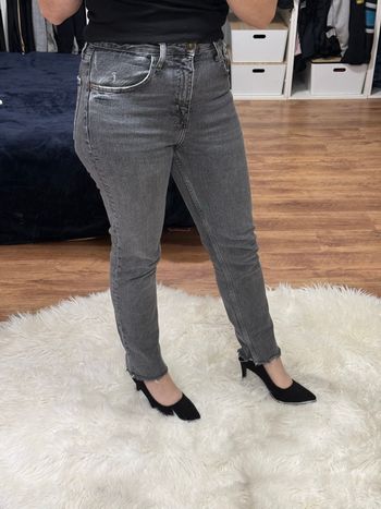 Jean gris Zara taille 36 - Coupe ajustée, bas effiloché
